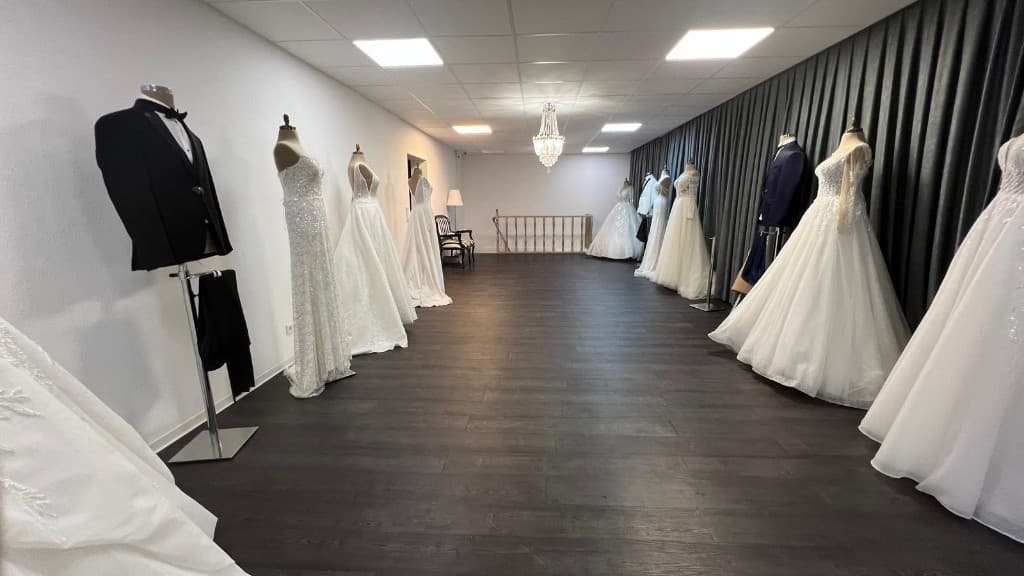 1. Obergeschoss – Showroom mit Deckenbeleuchtung